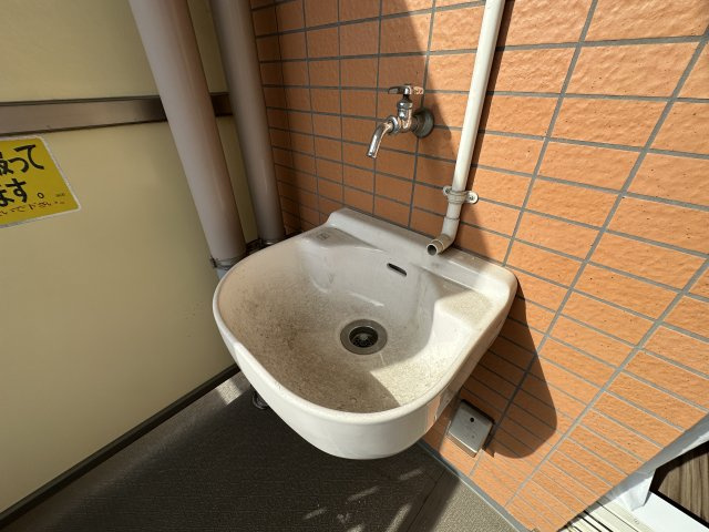 ハイセレサ菊名アルティールのその他|バルコニーにはスロップシンク付きです。シューズを洗ったりするのにも便利ですね。