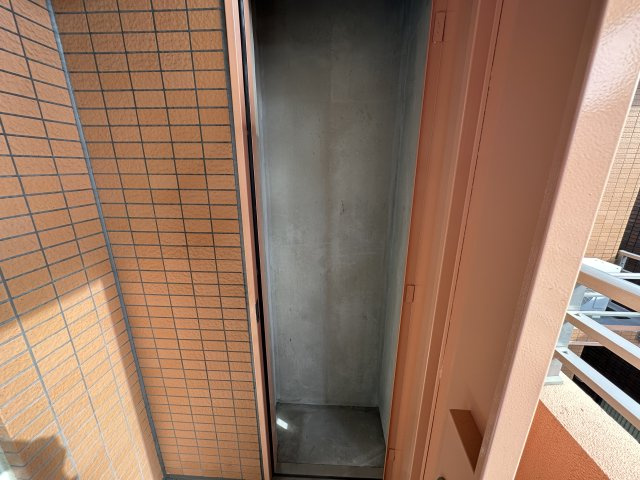 ハイセレサ菊名アルティールのその他|バルコニーにトランクルームが備わっています。アウトドア用品を入れたりと使い方いろいろです。