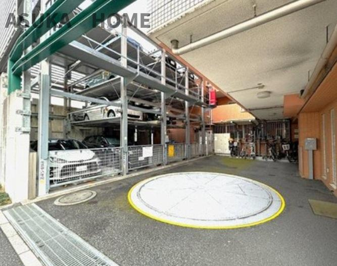 ハイセレサ菊名アルティールの駐車場|屋根付きの整備された駐車場です。天気に左右されず車も綺麗に保たれますね。