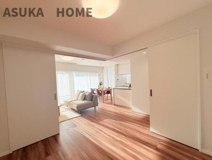 ハイセレサ菊名アルティールの居間・リビング|みんなが集い、食事と楽しい会話が始まり時を忘れてしまう束の間の幸せを感じさせてくれる場所ですね。