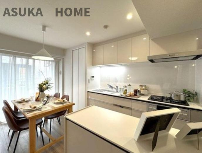 ハイセレサ菊名アルティールの居間・リビング|リビングが見渡せるカウンターキッチン、お料理をしながら大切な家族との会話も楽しめそうですね。