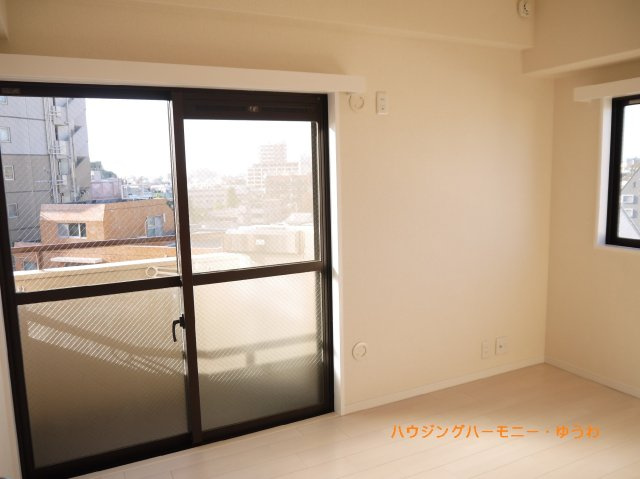 【洋室】 | サンライズ大山マンション | 2016年入居前画像です。暖かいひだまりを全身で感じ取れる室内。