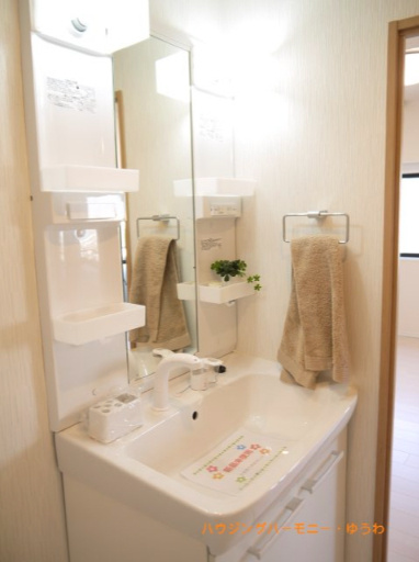 【独立洗面台】 | サンライズ大山マンション | 2016年入居前画像です。身だしなみチェックや歯磨きなど、朝の慌ただしい時間でも余裕とゆとりを感じられる。