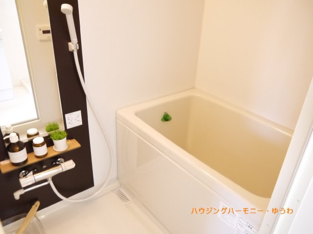 【浴室】 | サンライズ大山マンション | 2016年入居前画像です。一日の疲れを癒すバスルームは、心地よいリラックスを叶える清潔感溢れる美しい空間です。