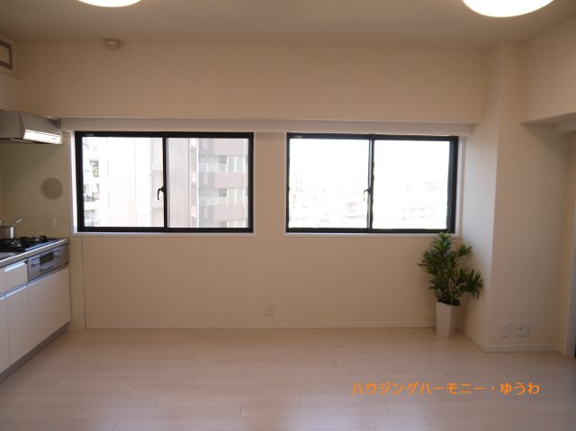 【居間・リビング】 | サンライズ大山マンション | 2016年入居前画像です。ゆったりとした幅の窓からこの空間に降り注ぐ採光が絶えません。