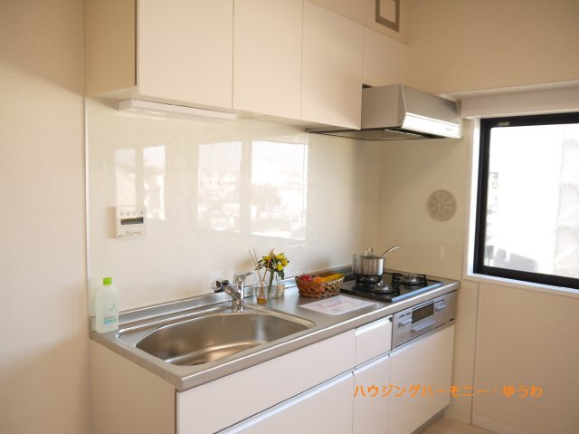 【キッチン】 | サンライズ大山マンション | 2016年入居前画像です。洗練されたスタイリッシュなデザイン性と使いやすさを備えた仕様。