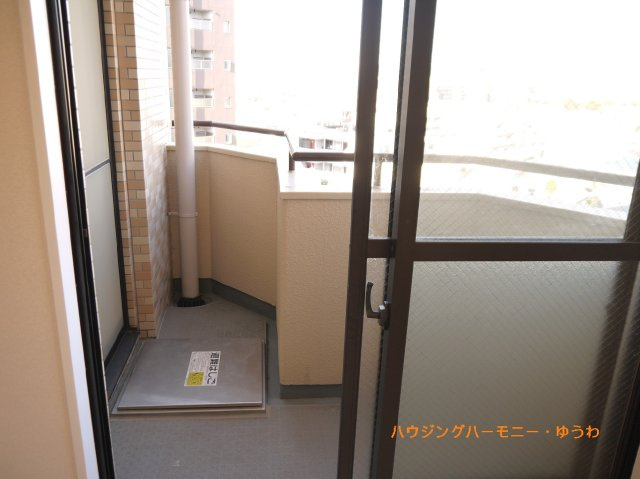 【バルコニー】 | サンライズ大山マンション | 充分な広さと幅が確保されたバルコニー。天気が良い日には太陽の陽が差し込み、心地よいバルコニーです。