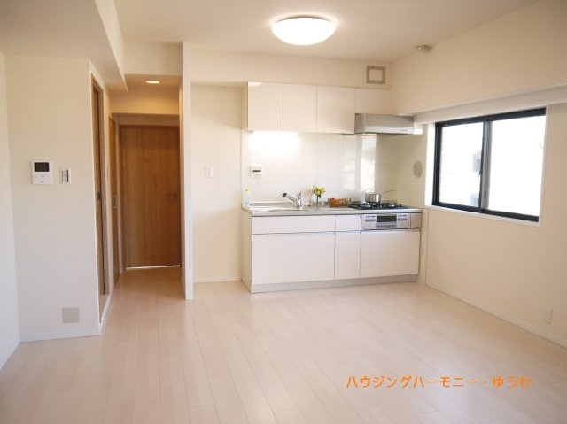 【居間・リビング】 | サンライズ大山マンション | 2016年入居前画像です。居心地のいい暮らしには欠かせない眩い採光。