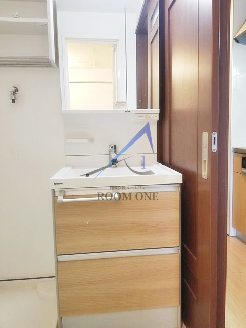 メゾンルミエールの洗面所|独立洗面台です。