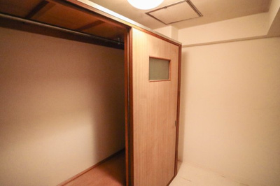 【収納】 | ローズハイツ宝塚 | 納戸　約3.0帖には作り付けのクローゼットが有ります♪