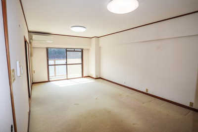 【居間・リビング】 | ローズハイツ宝塚 | LDKはゆったりの約１４．２帖♪