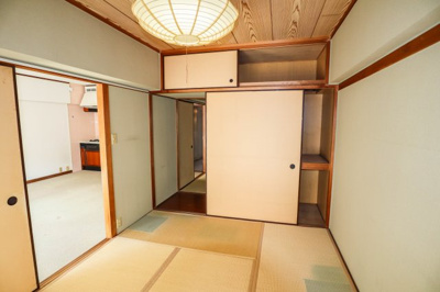 【和室】 | ローズハイツ宝塚 | 和室　約6.0帖には押入れと天袋が有ります♪
隣の和室と行き来が出来る造です♪