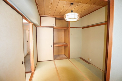 【和室】 | ローズハイツ宝塚 | 和室　約4.5帖にも押入れと天袋が有ります♪
