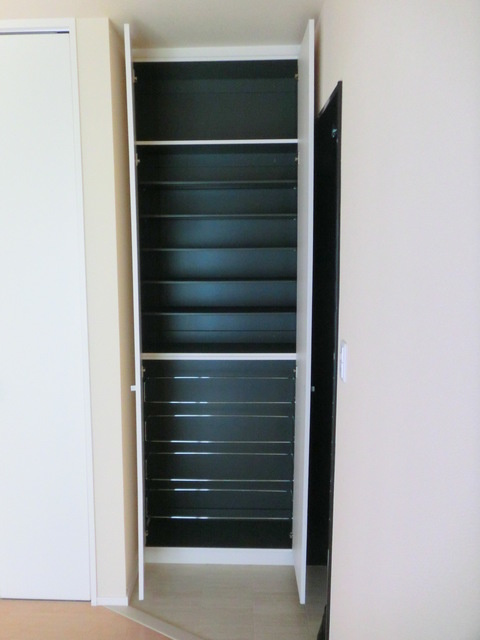 千駄ヶ谷５丁目メゾンの玄関|天井高シューズBOX