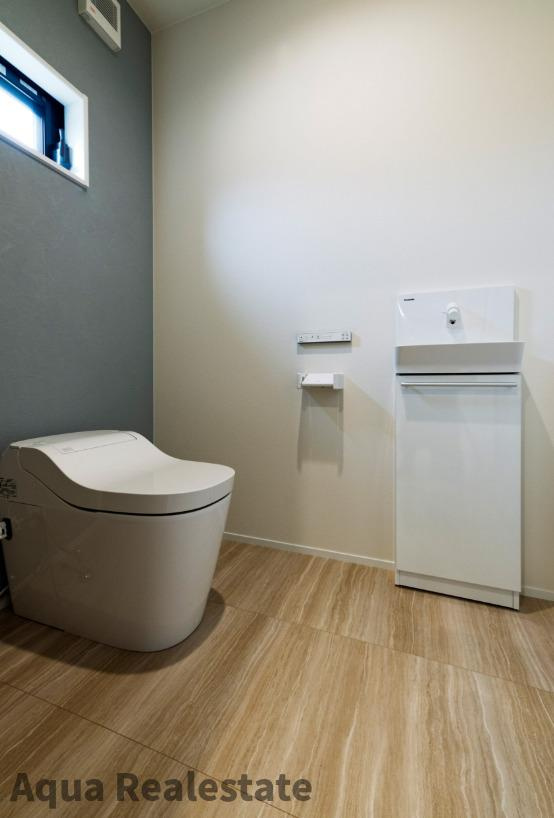 高松市鬼無町鬼無　未入居モデルハウスのトイレ|落ち着いた色調のトイレです