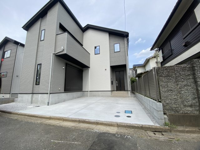 所沢市中新井新築戸建　2号棟の前面道路含む現地写真|駐車場は２台可能ですので、愛車をお持ちの方も安心してお住まいいただけます。