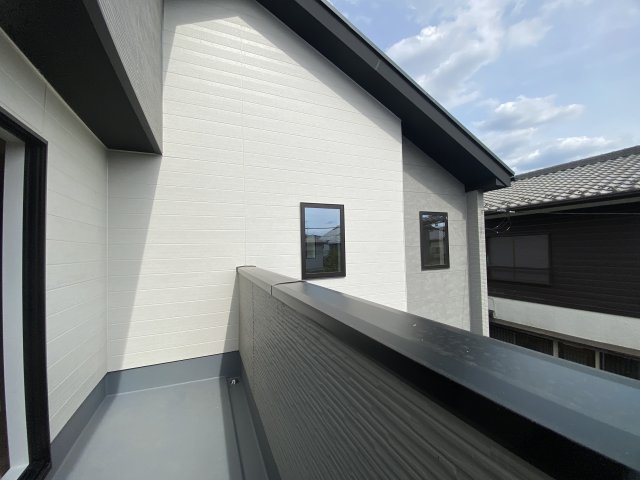 所沢市中新井新築戸建　2号棟のバルコニー|陽光が燦々と降り注ぐバルコニーには、お洗濯物をたっぷり干すことが出来ます♪心地よい風と日の光がお洗濯物を気持ちよく乾かしてくれるバルコニーは、ホット一息つくことが出来る場所。