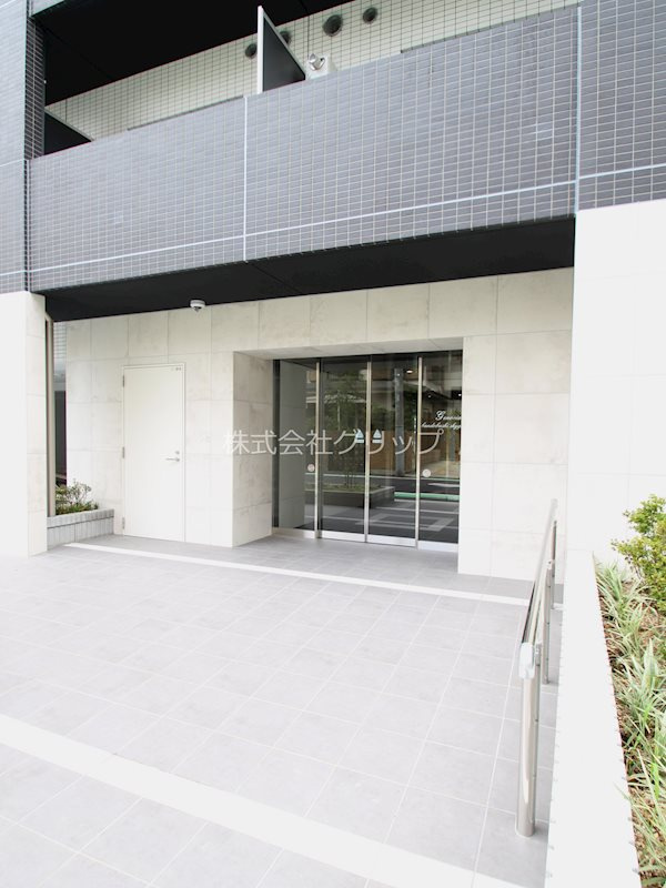 横浜市南区高根町３丁目の賃貸マンションのエントランス