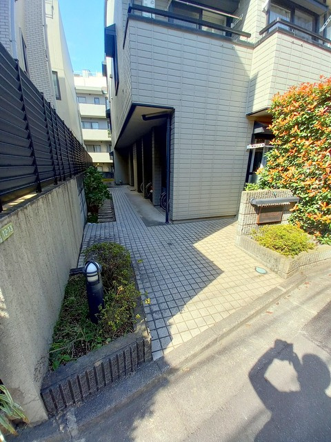 サンテラス本郷のエントランス|★ゆったりしたアプローチ★