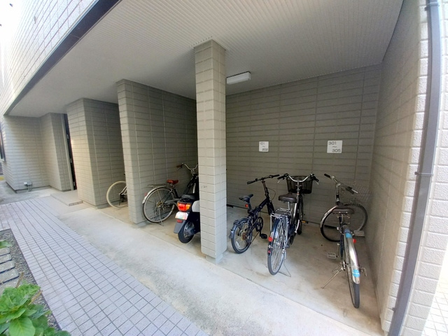 サンテラス本郷のその他共用部分|★たっぷりスペースの駐輪場★