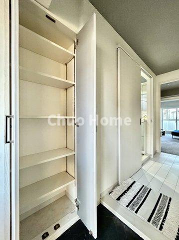 エンゼルハイム新小岩の玄関|【玄関】玄関には大型のシューズクローゼットを設置しておりますのでいつでもスッキリりとした空間を保てます。玄関周りを清潔に使うのはとても大事なことですよね。