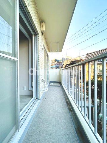 エンゼルハイム新小岩のバルコニー|【バルコニー】幅もあって、奥行きもあるゆとりのバルコニー。洗濯物を干したり乾かしたりだけでなく、ただ出てみるだけでも気持ちいいですよ。