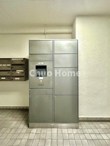 エンゼルハイム新小岩の設備|【宅配ボックス】在宅時・不在時に関わらず、居住者の代わりに非対面で宅配物を受け取ってくれる便利な設備です。わかりやすくご説明致しますので見学時にはお部屋だけではなく共用部分もぜひチェックしてください。