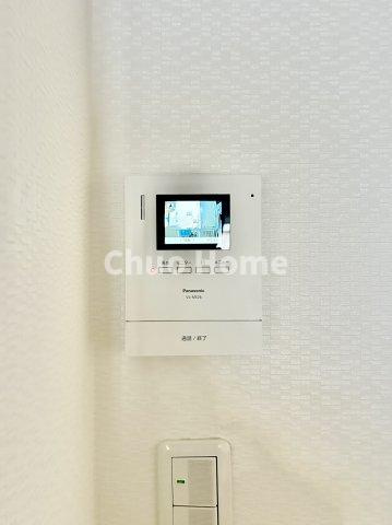 エンゼルハイム新小岩のセキュリティ|【モニターホン】誰が来たかすぐにわかるカラーモニター付きインターホン。通話ボタンを押すまでは室内の音は漏れていませんので相手を確かめてから応対できます。