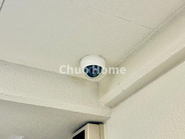 エンゼルハイム新小岩の防犯設備|【防犯カメラ】何かあった時の大事な証拠になることももちろんなりますが、防犯というくらいですので大事なのは防犯カメラがあることによって抑止力につながることですよね。