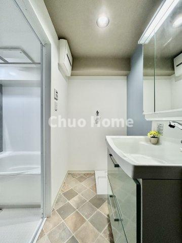 エンゼルハイム新小岩の脱衣所|【洗面所】明るい洗面所は朝をすっきりさせてくれる空間です。バタバタしている忙しい朝でも収納が多い洗面台では短い時間で効率良く支度ができます。