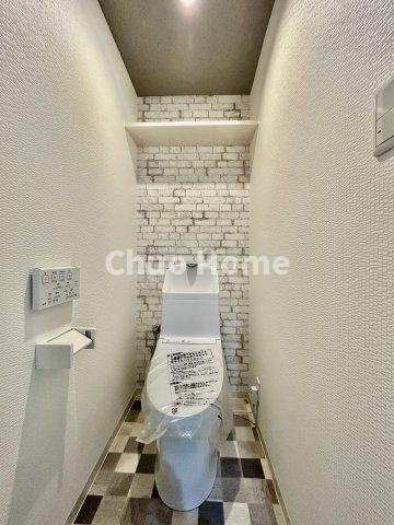 エンゼルハイム新小岩のトイレ|【トイレ】 収納スペースをしっかりと確保した温水洗浄便座機能付きトイレ。温水洗浄便座は清潔にお使いいただくための大切なアイテムです。