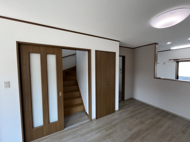 鶴岡市千石町　中古住宅の居間・リビング|畳スペースがございます