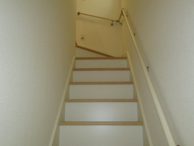 MIRASUMO昭和区長戸町339①｜名古屋市の戸建ならホームアップの内装|【売主施工例】小さなお子様からご年配の方まで。家族みんなが安心して上り下りできるよう、安全性に配慮した手すり付き階段