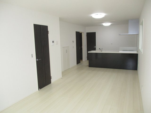 MIRASUMO昭和区長戸町339①｜名古屋市の戸建ならホームアップの居間・リビング|【売主施工例】たっぷりの陽光が降り注ぎ、自然と家族が集まる明るい空間。笑顔あふれる団らんの時間がここから始まります。