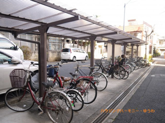 【その他共用部分】 | 屋根付きの駐輪場となっていますので、雨の日でも大切な自転車が濡れずに済みます。