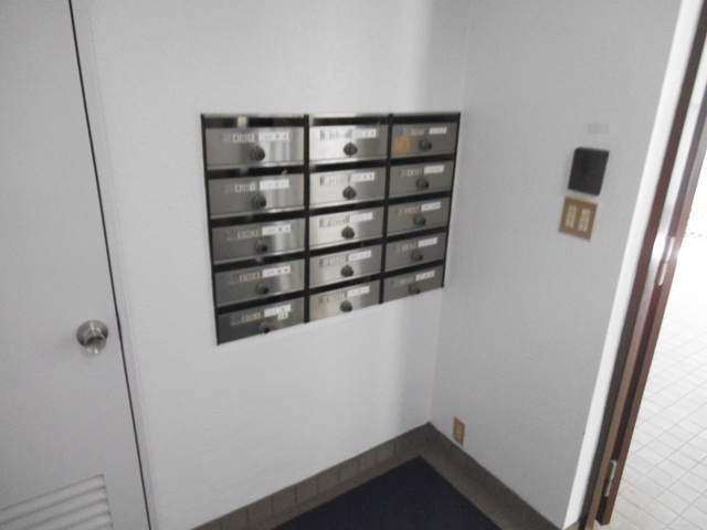 コーポうめやのロビー|１Ｆに集合ポストあります！