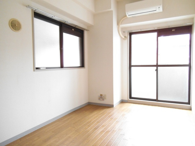 コーポうめやの居間・リビング|2面採光の洋室になっております☆※お部屋は反面タイプです