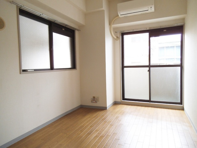 コーポうめやの洋室|角部屋の６帖の洋室です☆※お部屋は反面タイプです