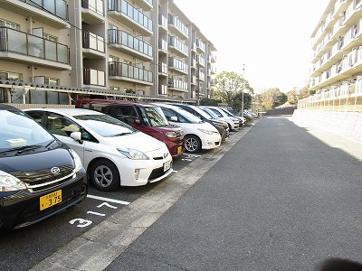 高槻市別所本町の賃貸マンションの駐車場