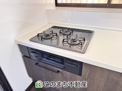  | KEM宇都宮市宝木本町1期 | 三ツ口コンロ採用で、同時調理もスムーズ◎！お料理を並べられるカウンター付きで、配膳・片付けをサポート！リビングで過ごすご家族とコミュニケーションを楽しみながら作業可能です♪