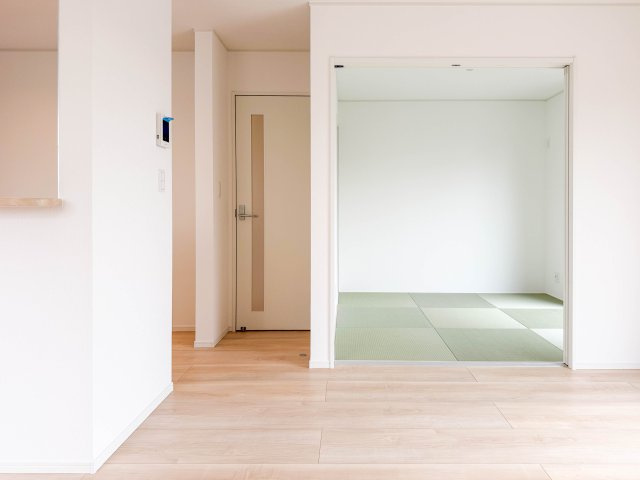 神埼市神埼町本堀-第1の居間・リビング|■■2号棟／リビングダイニング■■※写真手前はリビング、写真奥は和室です。