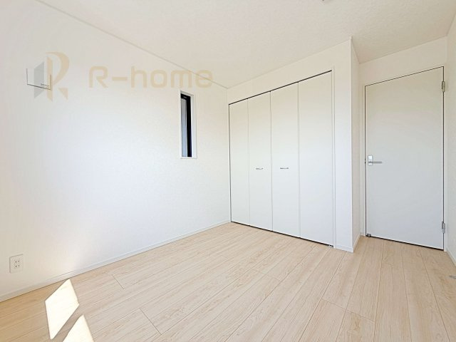 かすみがうら市下稲吉第15　新築戸建て　2号棟の洋室|どんな部屋家具も合わせやすいシンプルな洋室！
たっぷりの日差しと心地よい風が舞い込む住まい♪