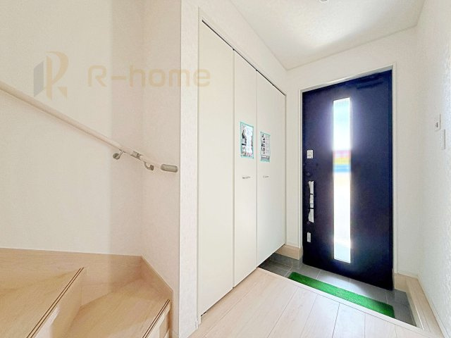 かすみがうら市下稲吉第15　新築戸建て　2号棟の玄関|気持ちよくご家族やゲストを送迎できる穏やかな雰囲気の玄関♪大きな下駄箱で玄関廻りスッキリ♪