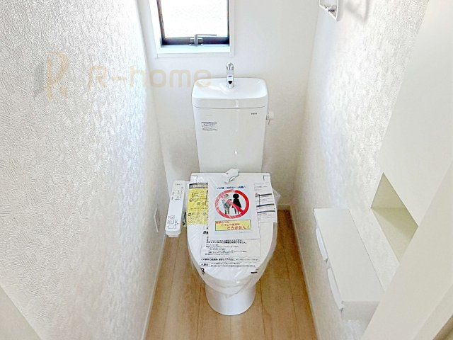 かすみがうら市下稲吉第15　新築戸建て　2号棟のトイレ|温水洗浄便座付きのトイレ。
トイレが２ヵ所設置で朝の忙しい時間でも安心です。