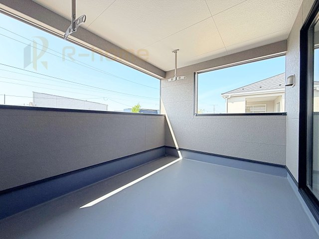 かすみがうら市下稲吉第15　新築戸建て　2号棟のバルコニー|急な雨でも安心のインナーバルコニー♪忙しいご夫婦も大満足♪