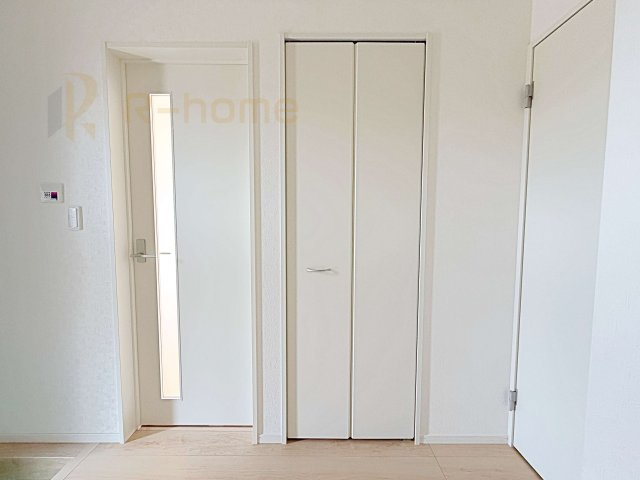 かすみがうら市下稲吉第15　新築戸建て　2号棟の収納|掃除用具などの収納に便利なホール収納！家族で活用できる便利な収納スペース♪