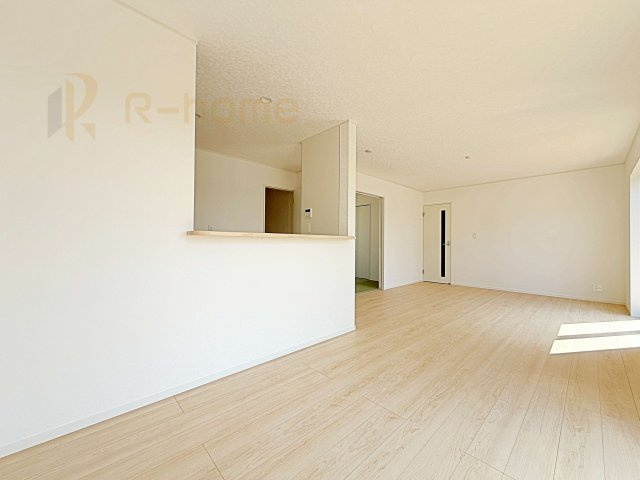 かすみがうら市下稲吉第15　新築戸建て　2号棟の居間・リビング|リビングには開口部を可能な限り多く設けました。人が集まる場所なので開放感が必要な場所だと思います。