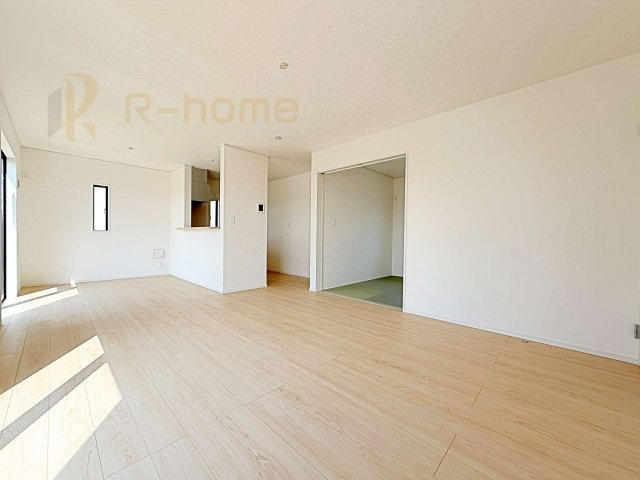 かすみがうら市下稲吉第15　新築戸建て　2号棟の居間・リビング|広々としたLDK♪充分な広さがあり、ご家族でインテリアのレイアウトを考えるのも楽しみですね！