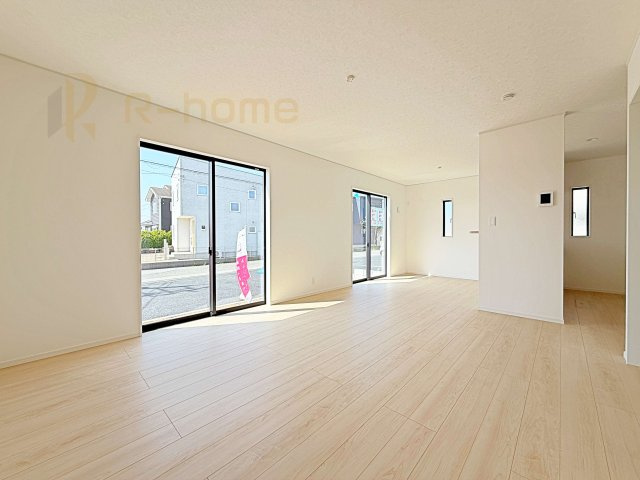 かすみがうら市下稲吉第15　新築戸建て　2号棟の居間・リビング|広々とした余裕のあるリビングです♪大きな窓からは自然光が届きます。