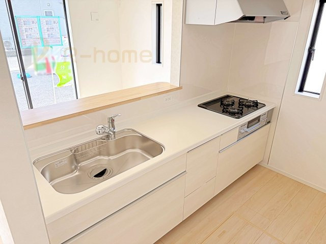 かすみがうら市下稲吉第15　新築戸建て　2号棟のキッチン|料理をしながら家族とコミュニケーションが取れる対面式システムキッチン。